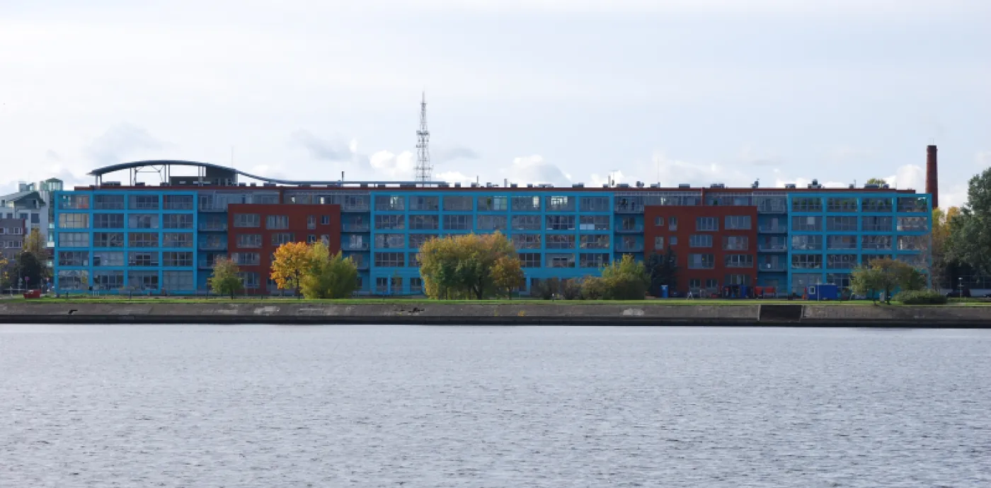 Elamukompleks jõe kaldapealsel
